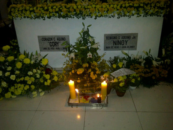 The graveyard of Ninoy and Cory Aquino. All Soul's Day in Manila Memorial Park.