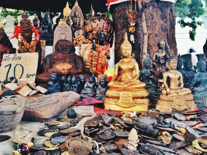 Buddhism. Sa tabi ng mga templo at tabing-kalye, mabibili ang maraming estatwa ni Buddha at mala-anting-anting na mga pendant.