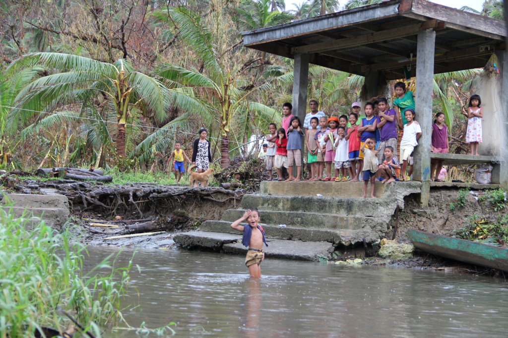 Toni-Tiemsin-Save-the-Children-Typhoon-Ruby-Hagupit-Samar-Child-River