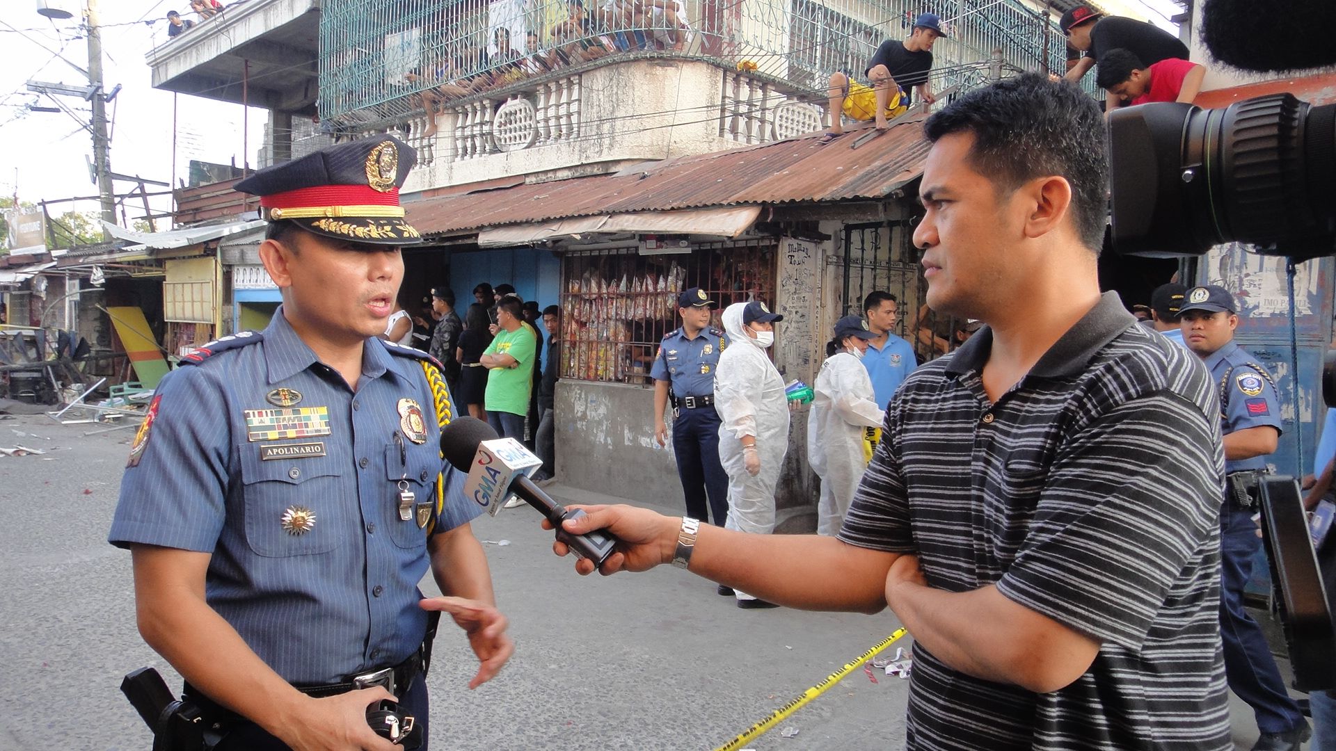 Veteran journalist Jiggy Manicad interviews a policeman.