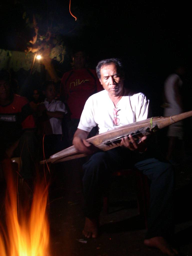 Samaon Sulaiman with his kudyapi