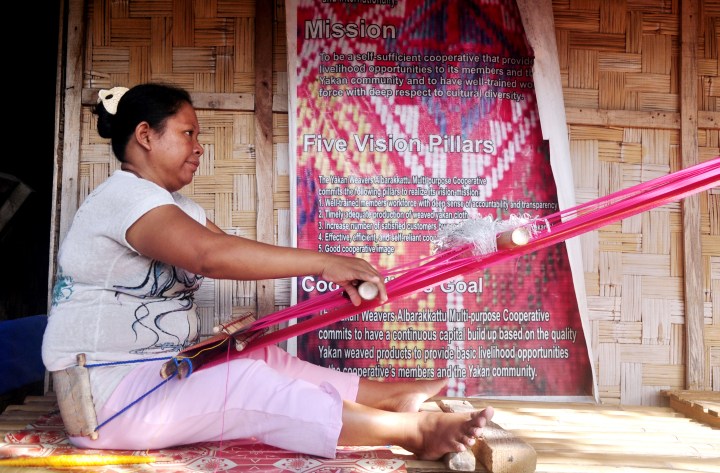 Subselfie_MindanaoProject_Finding Peace in Zamboanga City)_Joshua Dalupang_weaving lady