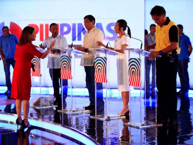 Luchi Cruz-Valdez of TV5 moderating the presidential candidates.