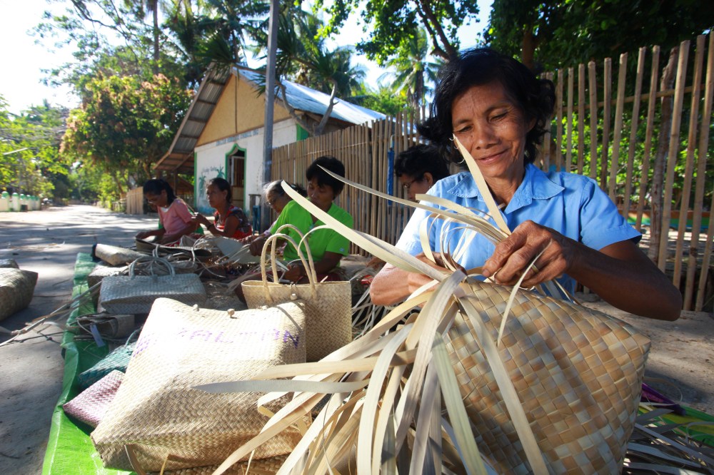 The women weavers of El Nido.