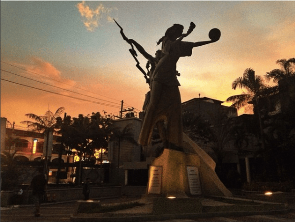 Estatwa sa harap ng GMA Network Inc. Kuha ni Toni Tiemsin