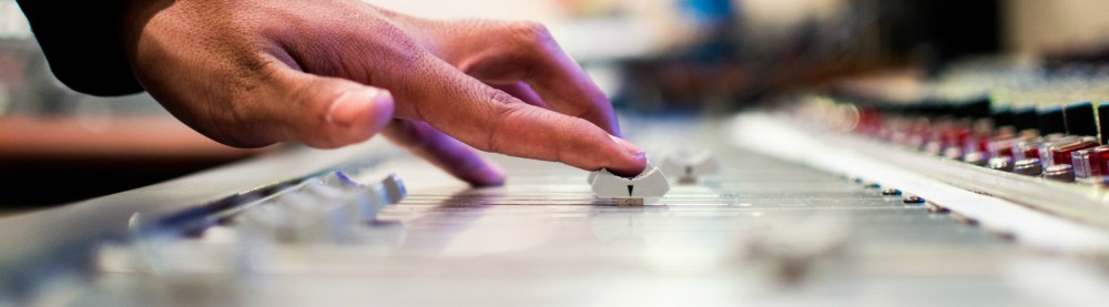 Sa Ulo ng Nagbabagang Balita. Isinulat ni Toni Tiemsin para sa SubSelfie.com.