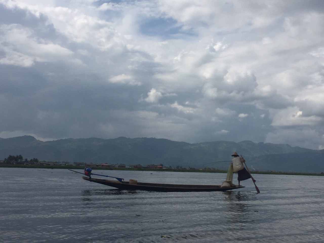 leg-rowing-fisherman