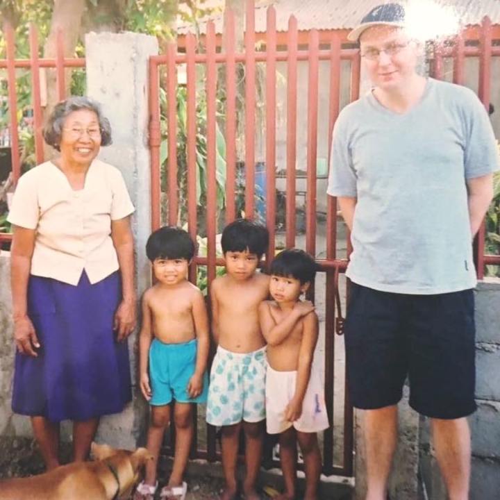 Gienell beside her Lola when one of Regina's friends from London visited her. 