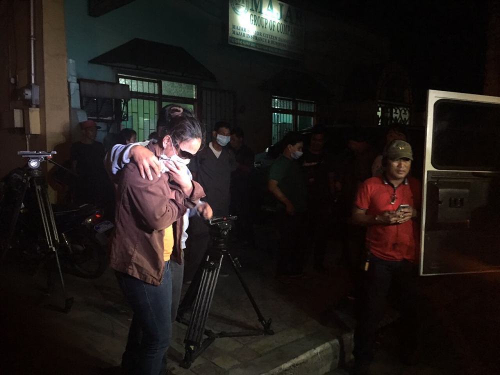 A parent waiting for the arrival in Quezon City of his child's remains. Photo by Mav Gonzales.