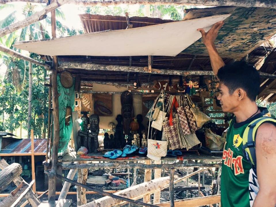 SubSelfie-laborer-souvenir vendor