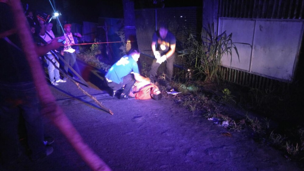July 9, 2017. Unidentified murdered male in Balintawak Road, Brgy 175, North Caloocan City. Wore a sign saying that he was a pusher and rapist. Photo by Luisito Santos, DZBB.