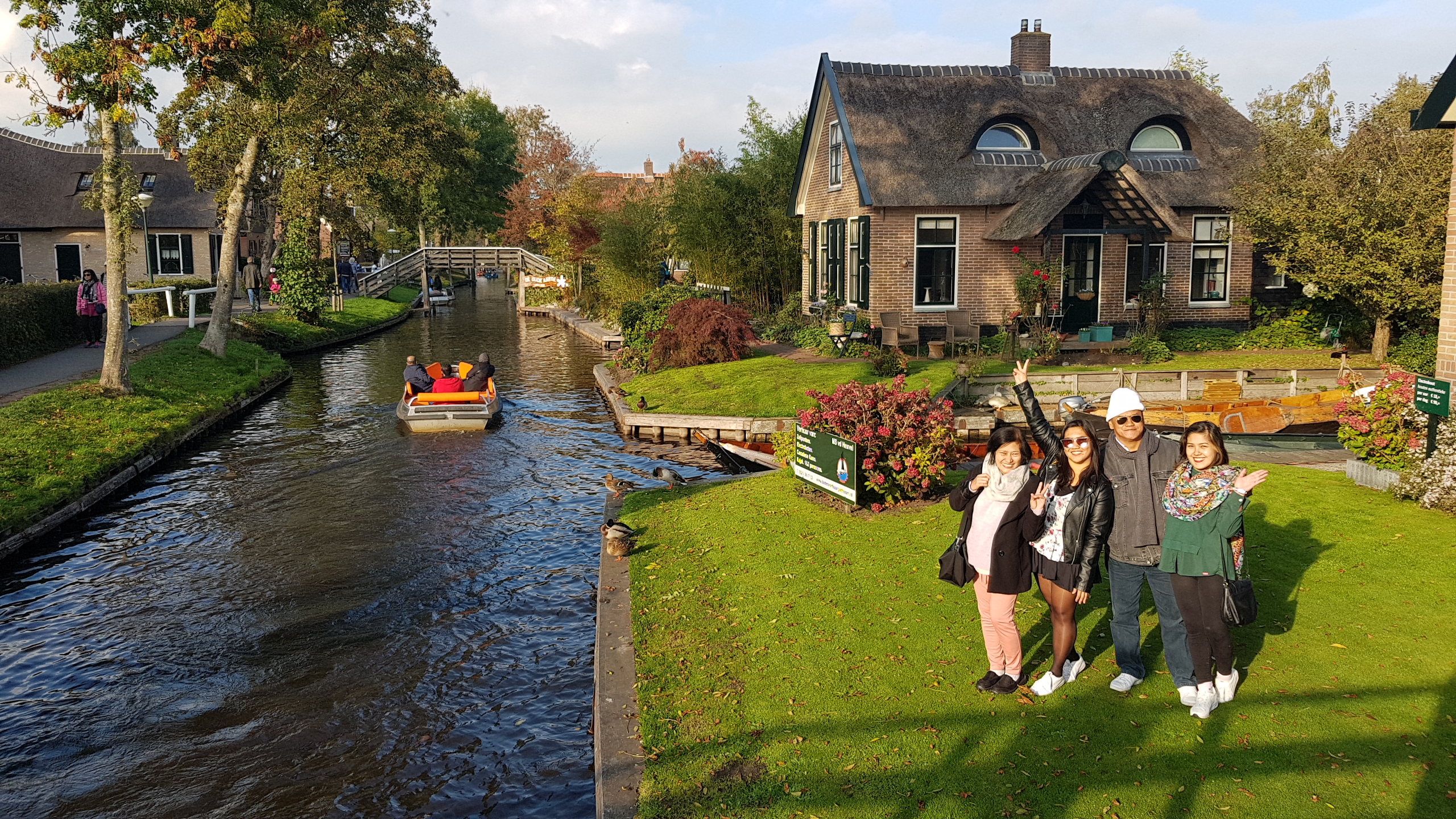 20181020_220701Giethoorn is a mostly car-free village in the northeastern Dutch province of Overijssel. It’s known for its boat-filled waterways, footpaths, bicycle trails and centuries-old thatched-roof houses.